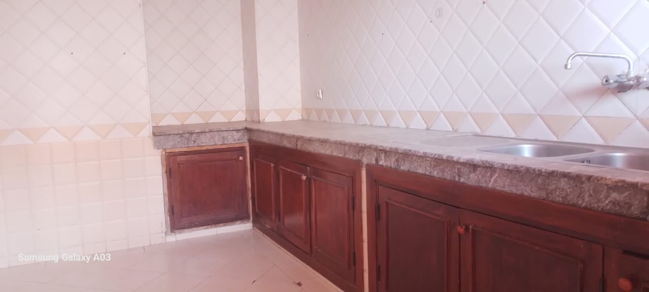 Marrakech Expert Immo vous propose à la location un bel appartement de 95 m² situé sur l’Avenue Allal El Fassi