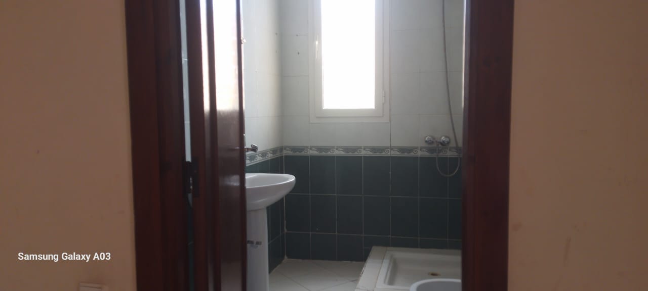 Marrakech Expert Immo vous propose à la location un bel appartement de 95 m² situé sur l’Avenue Allal El Fassi