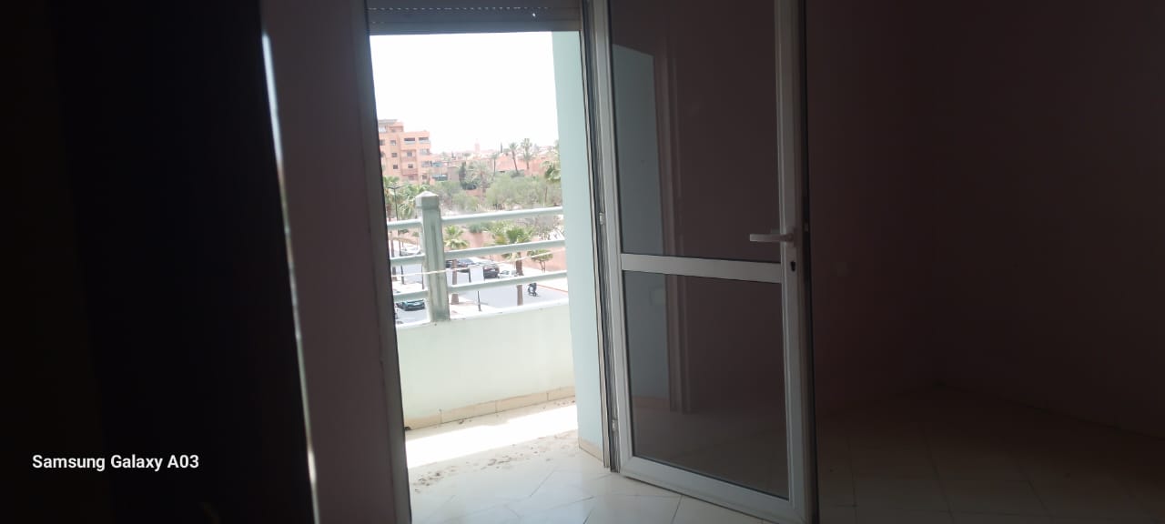 Marrakech Expert Immo vous propose à la location un bel appartement de 95 m² situé sur l’Avenue Allal El Fassi