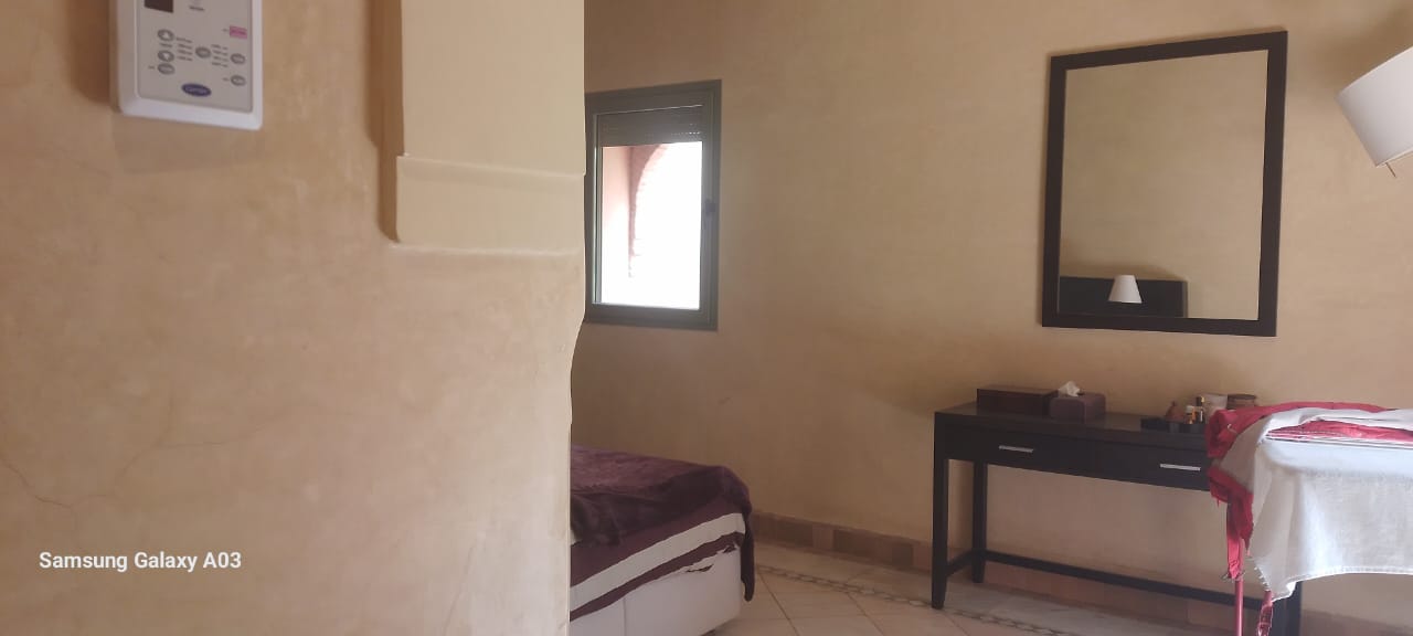 Marrakech Expert Immo vous propose à la vente un somptueux appartement meublé en rez-de-jardin – Palmeraie – Grand luxe