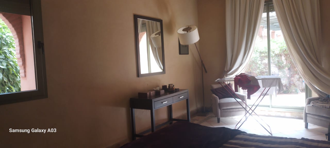 Marrakech Expert Immo vous propose à la vente un somptueux appartement meublé en rez-de-jardin – Palmeraie – Grand luxe