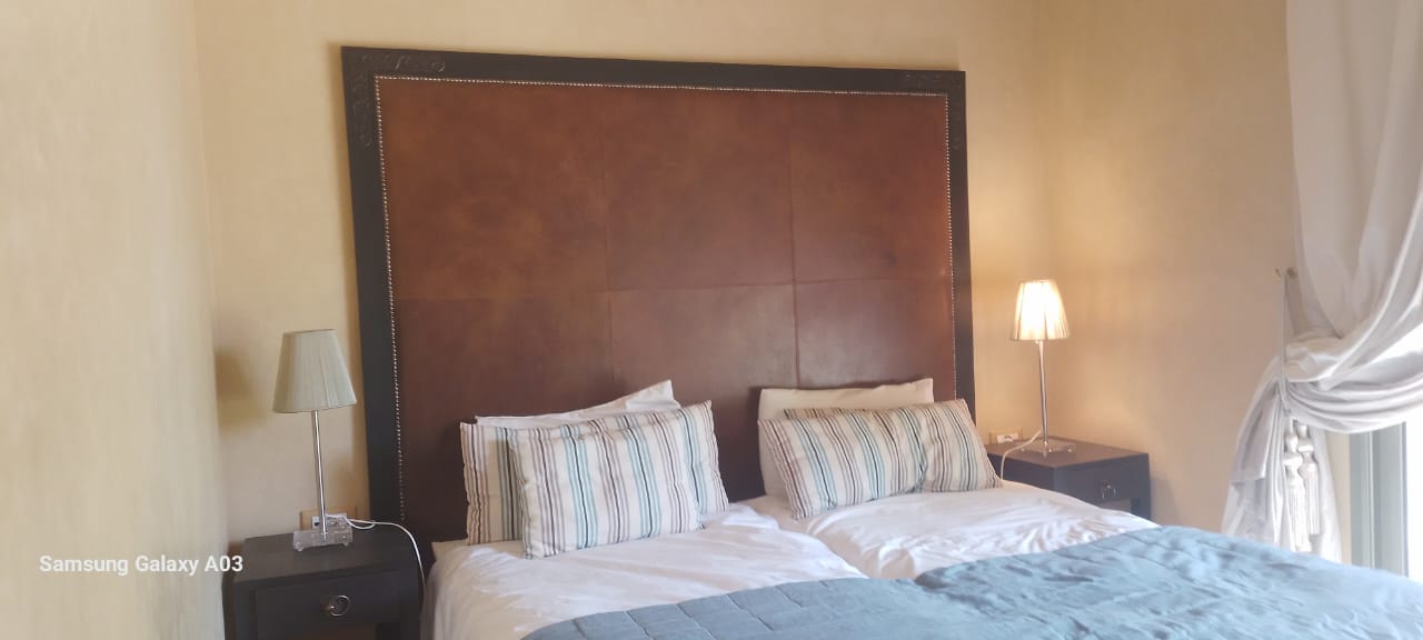Marrakech Expert Immo vous propose à la vente un somptueux appartement meublé en rez-de-jardin – Palmeraie – Grand luxe