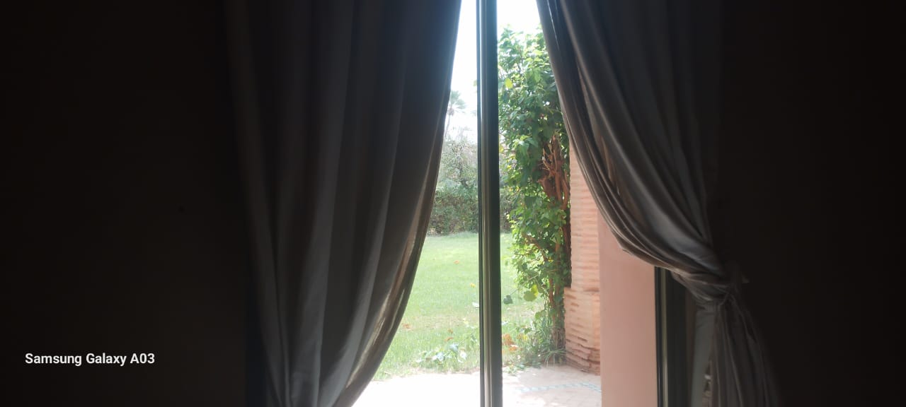 Marrakech Expert Immo vous propose à la vente un somptueux appartement meublé en rez-de-jardin – Palmeraie – Grand luxe