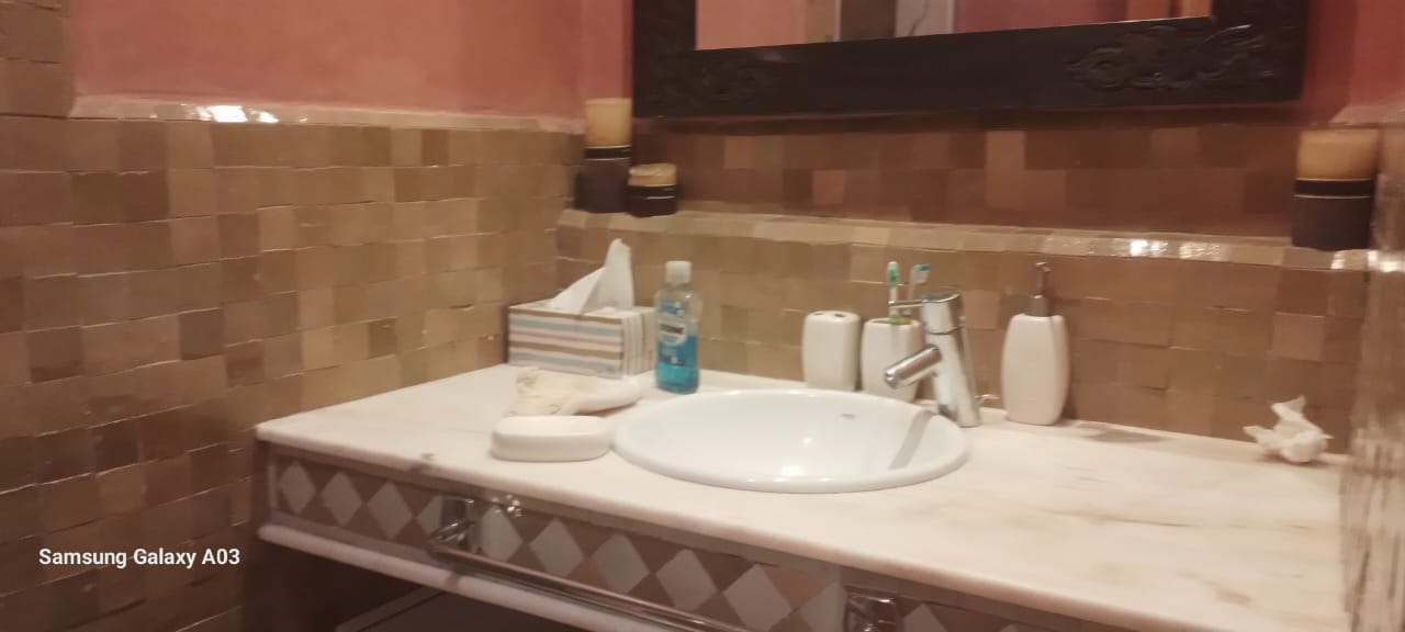 Marrakech Expert Immo vous propose à la vente un somptueux appartement meublé en rez-de-jardin – Palmeraie – Grand luxe