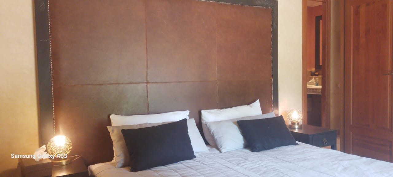 Marrakech Expert Immo vous propose à la vente un somptueux appartement meublé en rez-de-jardin – Palmeraie – Grand luxe