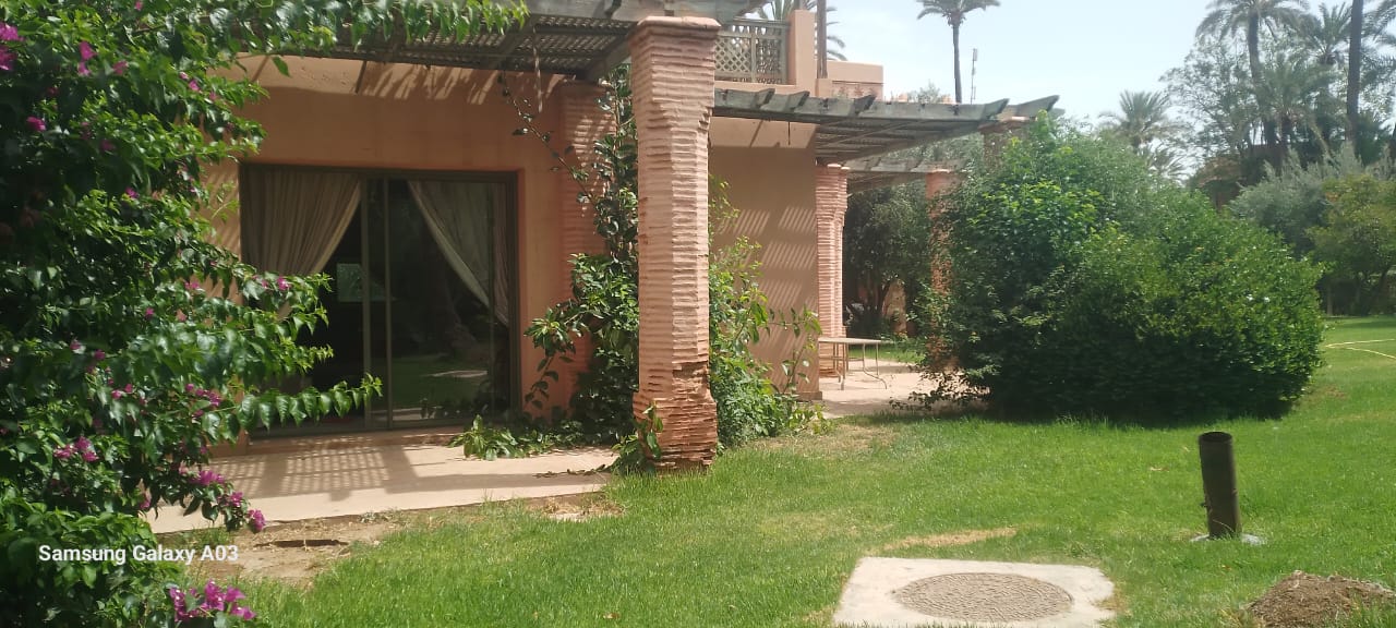 Marrakech Expert Immo vous propose à la vente un somptueux appartement meublé en rez-de-jardin – Palmeraie – Grand luxe