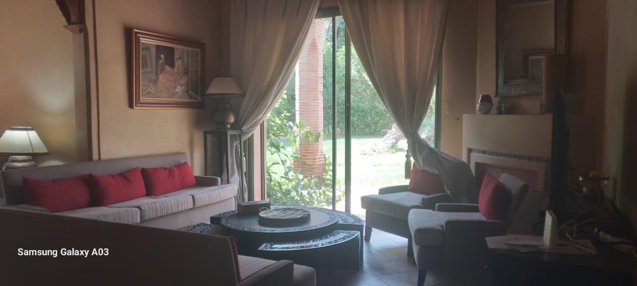 Marrakech Expert Immo vous propose à la vente un somptueux appartement meublé en rez-de-jardin – Palmeraie – Grand luxe