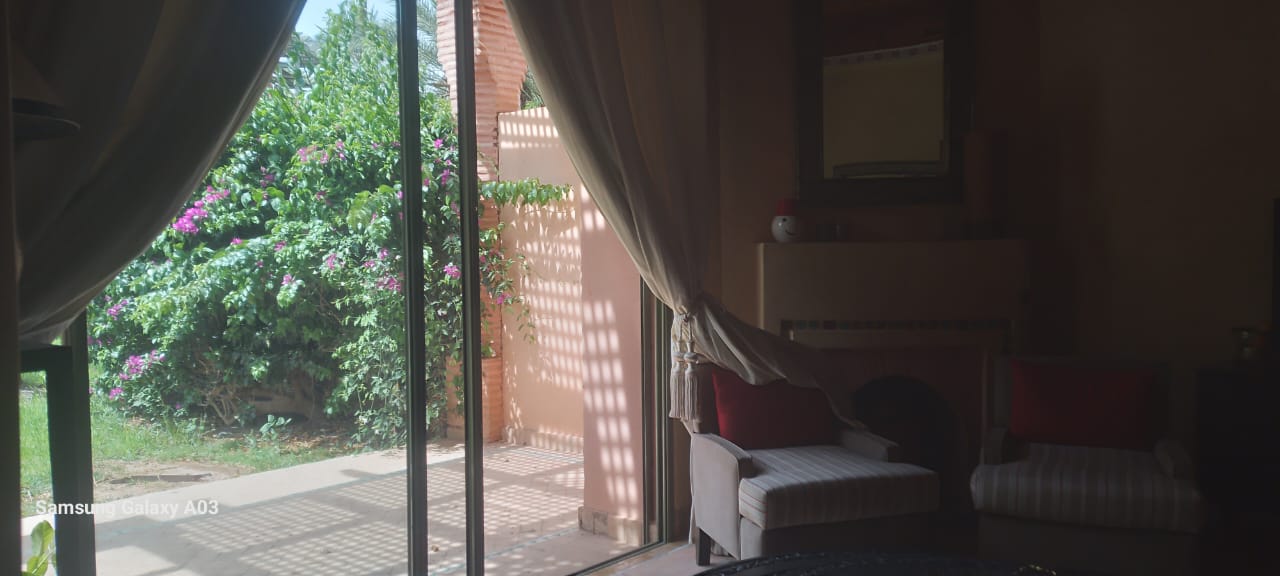 Marrakech Expert Immo vous propose à la vente un somptueux appartement meublé en rez-de-jardin – Palmeraie – Grand luxe