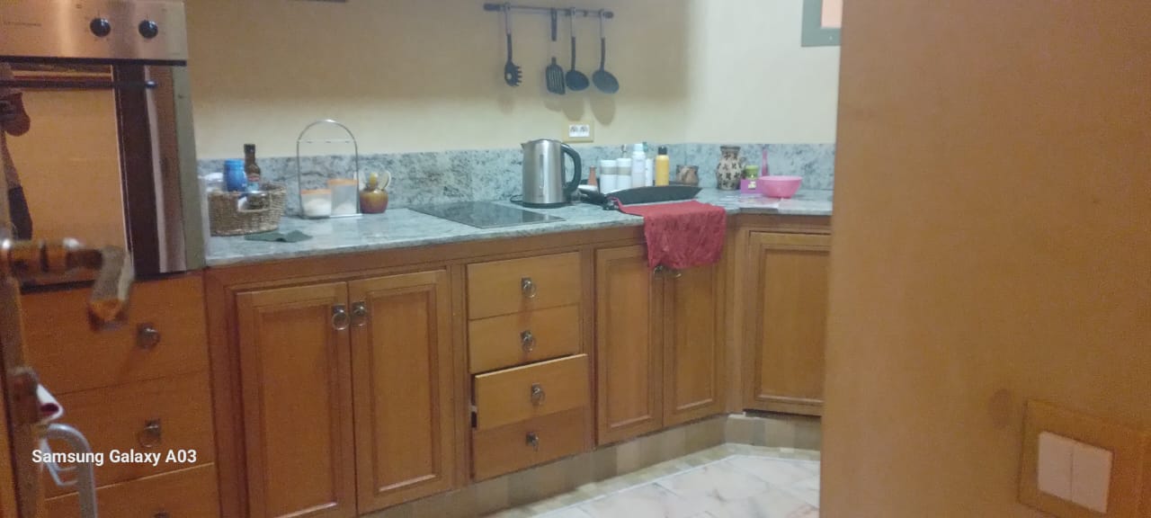 Marrakech Expert Immo vous propose à la vente un somptueux appartement meublé en rez-de-jardin – Palmeraie – Grand luxe