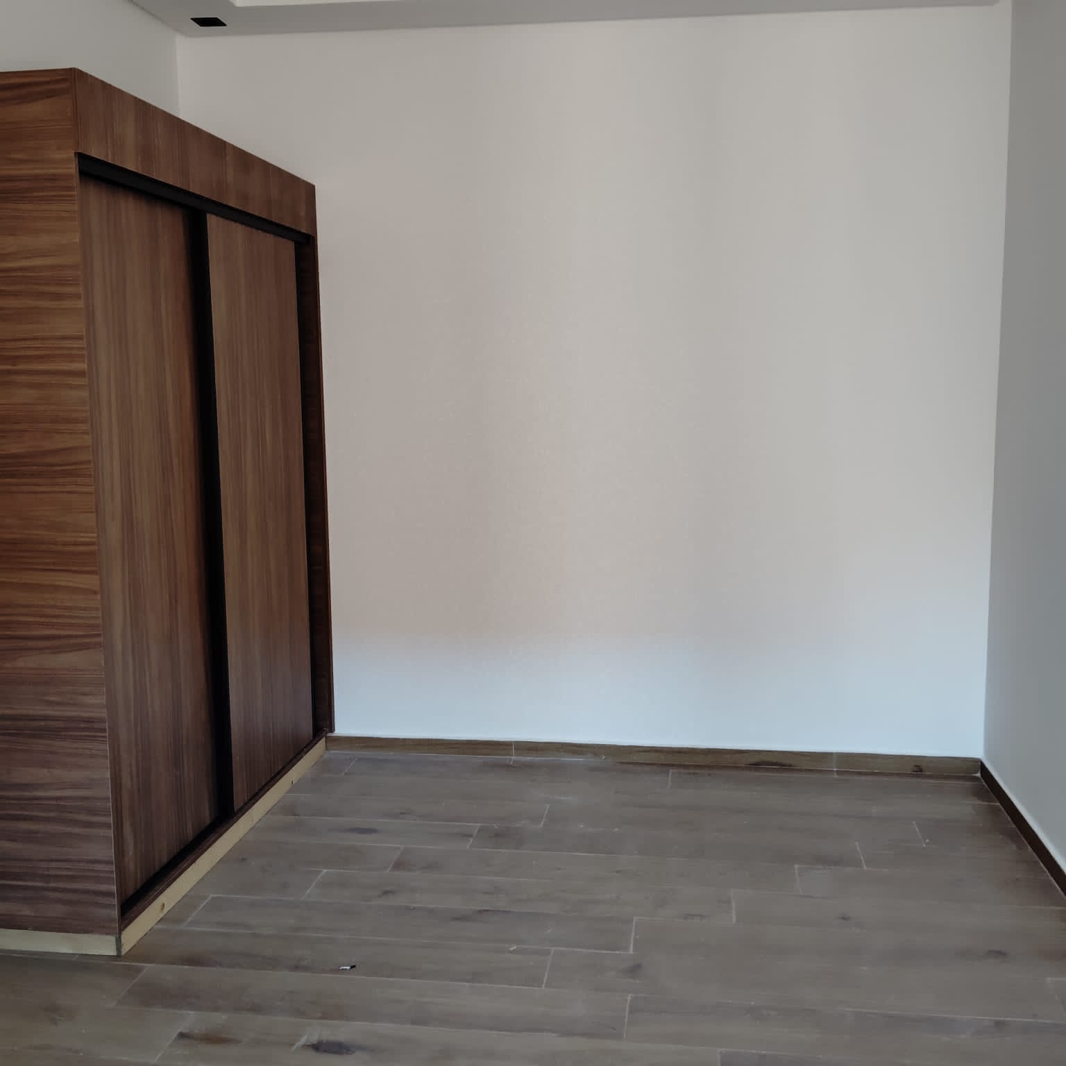 Marrakech Expert Immo vous propose ce charmant studio à vendre, situé dans l’un des quartiers les plus recherchés de Mar