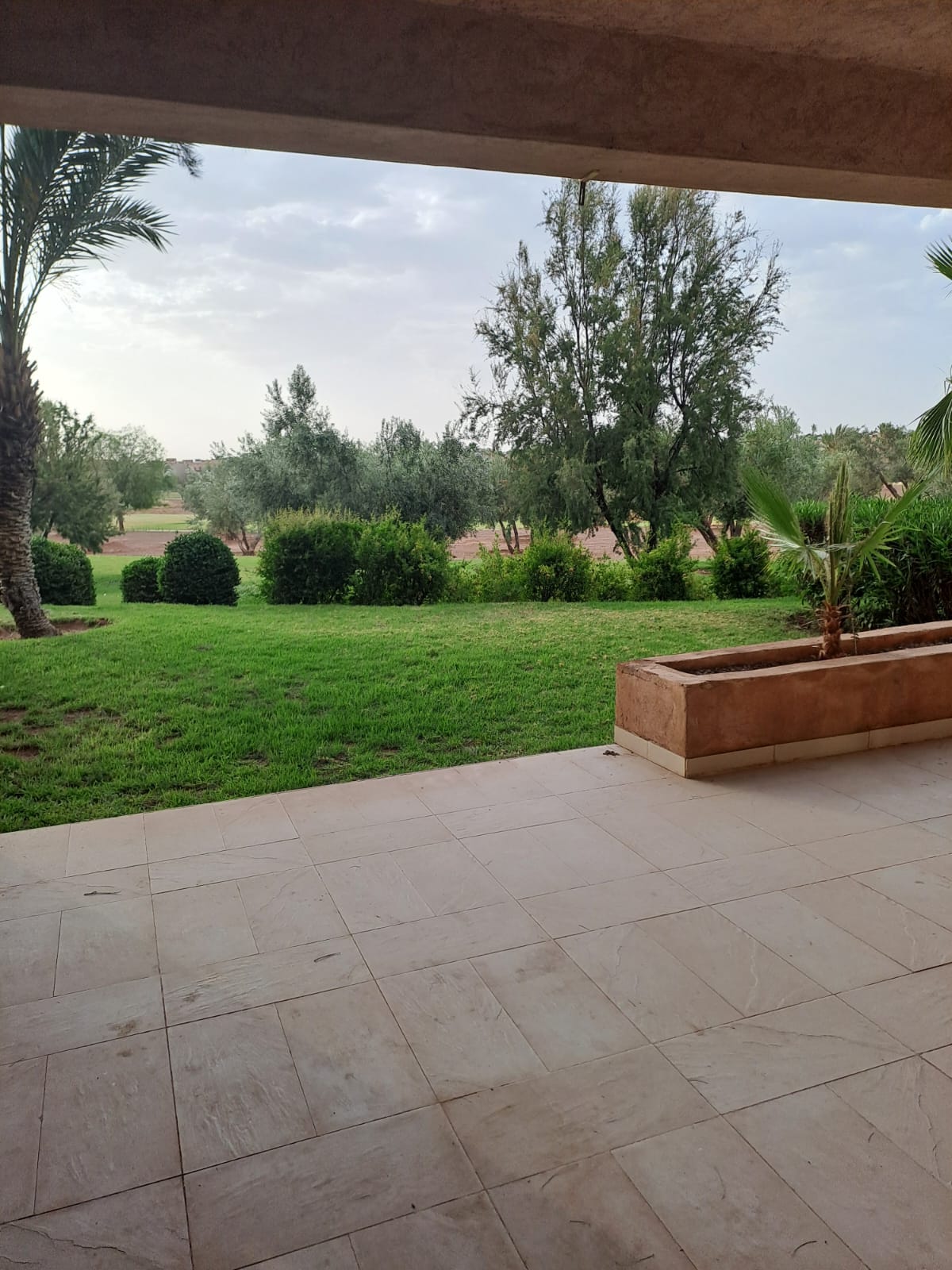 Marrakech Expert Immo vous propose en location meublée ce superbe appartement en rez-de-jardin