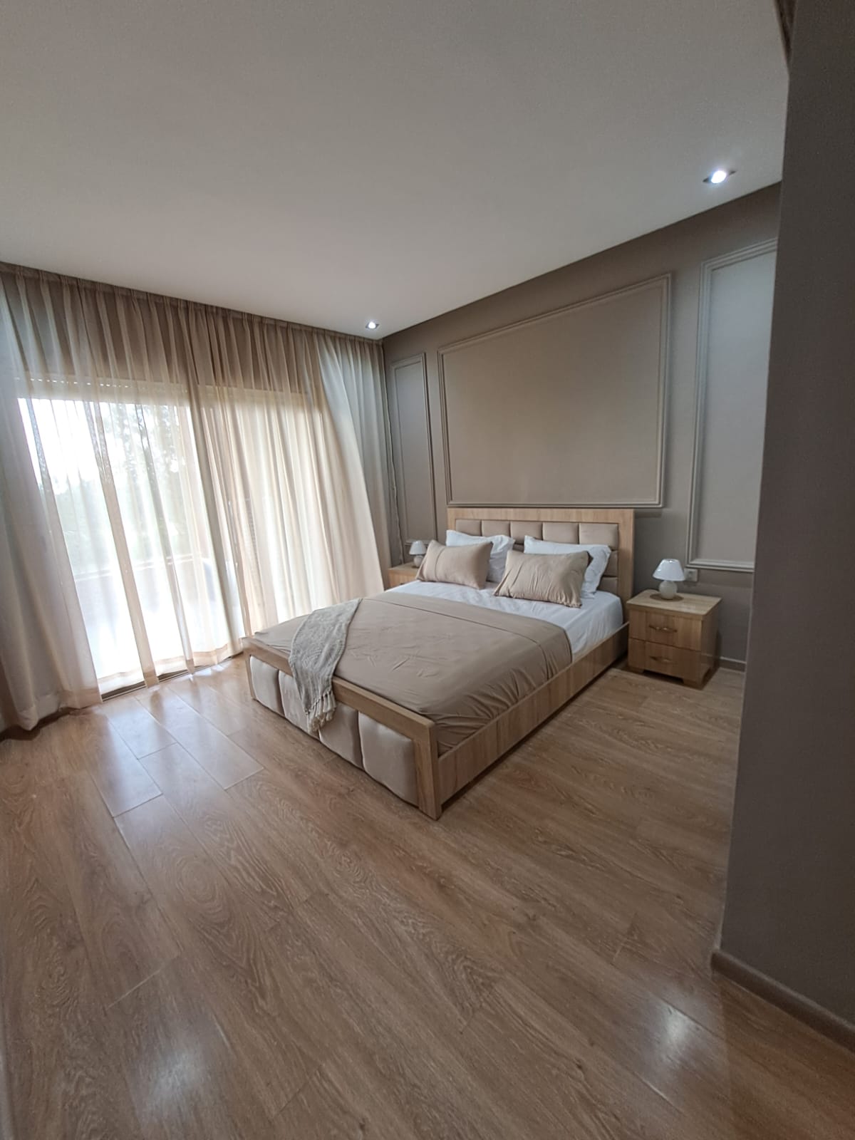 Marrakech Expert Immo vous propose en location meublée ce superbe appartement en rez-de-jardin