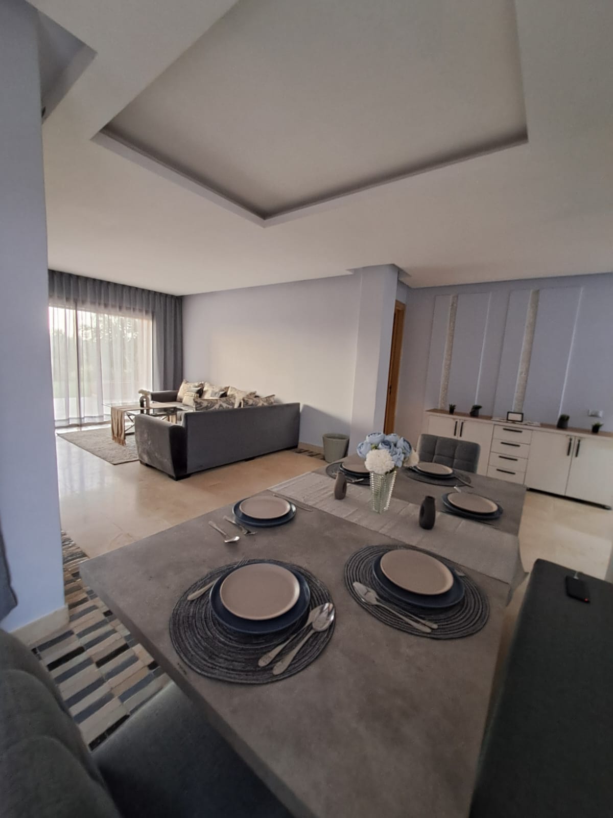 Marrakech Expert Immo vous propose en location meublée ce superbe appartement en rez-de-jardin