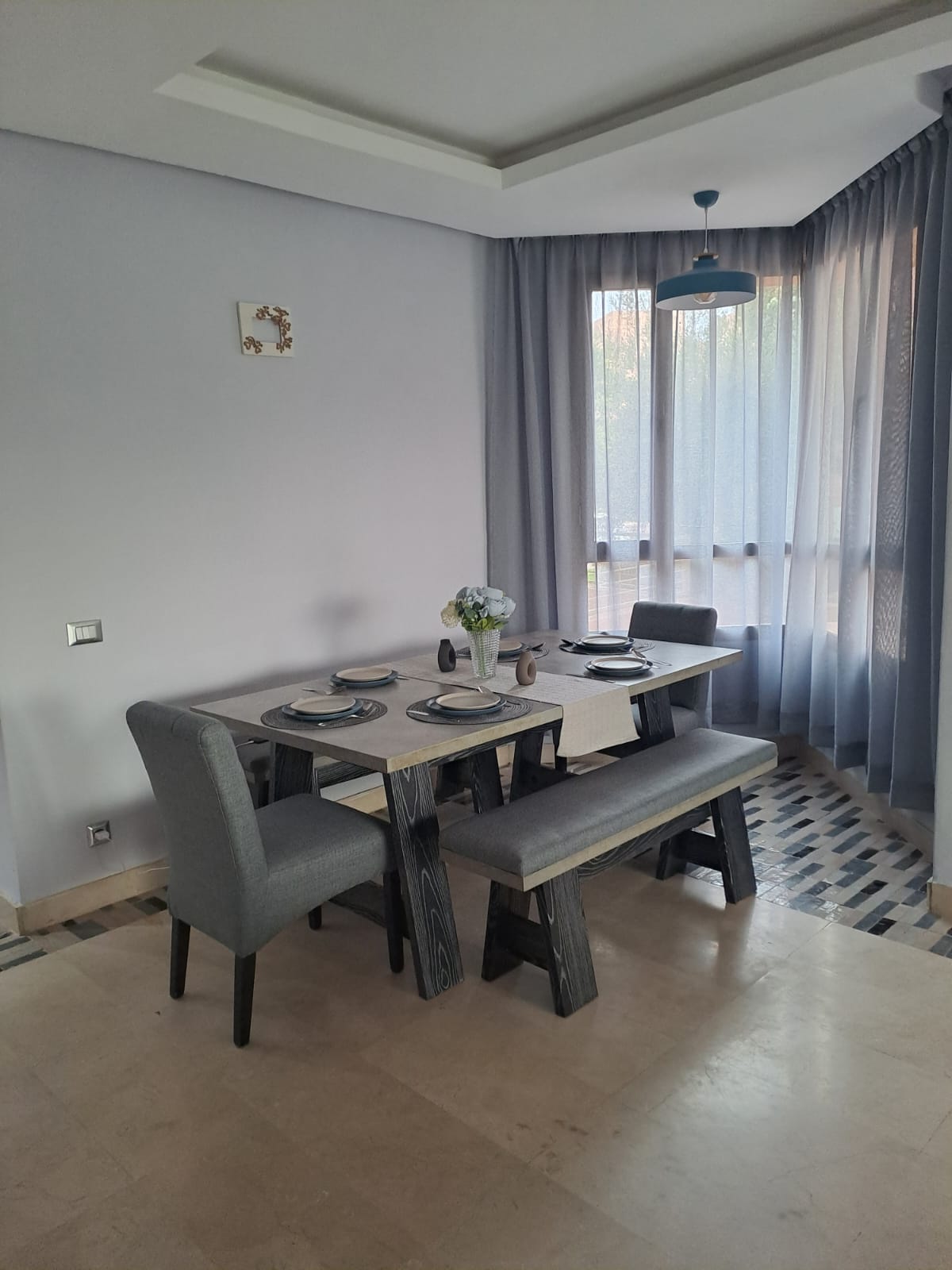 Marrakech Expert Immo vous propose en location meublée ce superbe appartement en rez-de-jardin