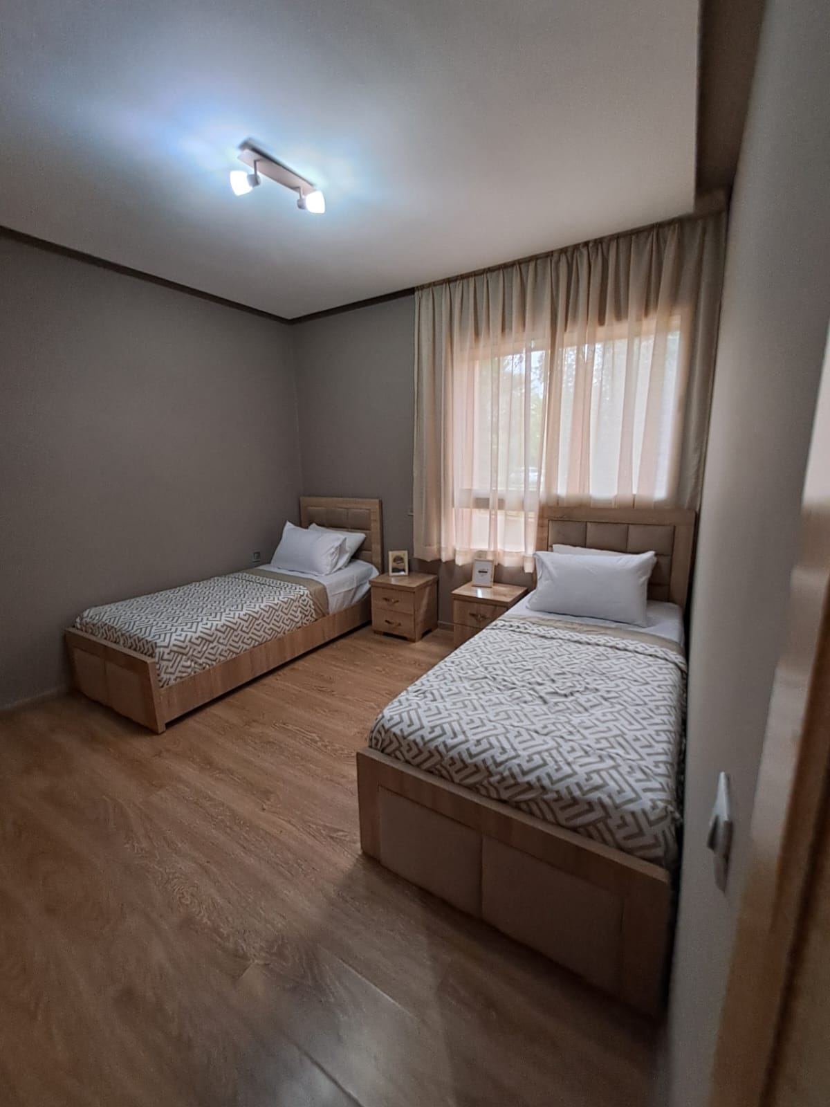 Marrakech Expert Immo vous propose en location meublée ce superbe appartement en rez-de-jardin