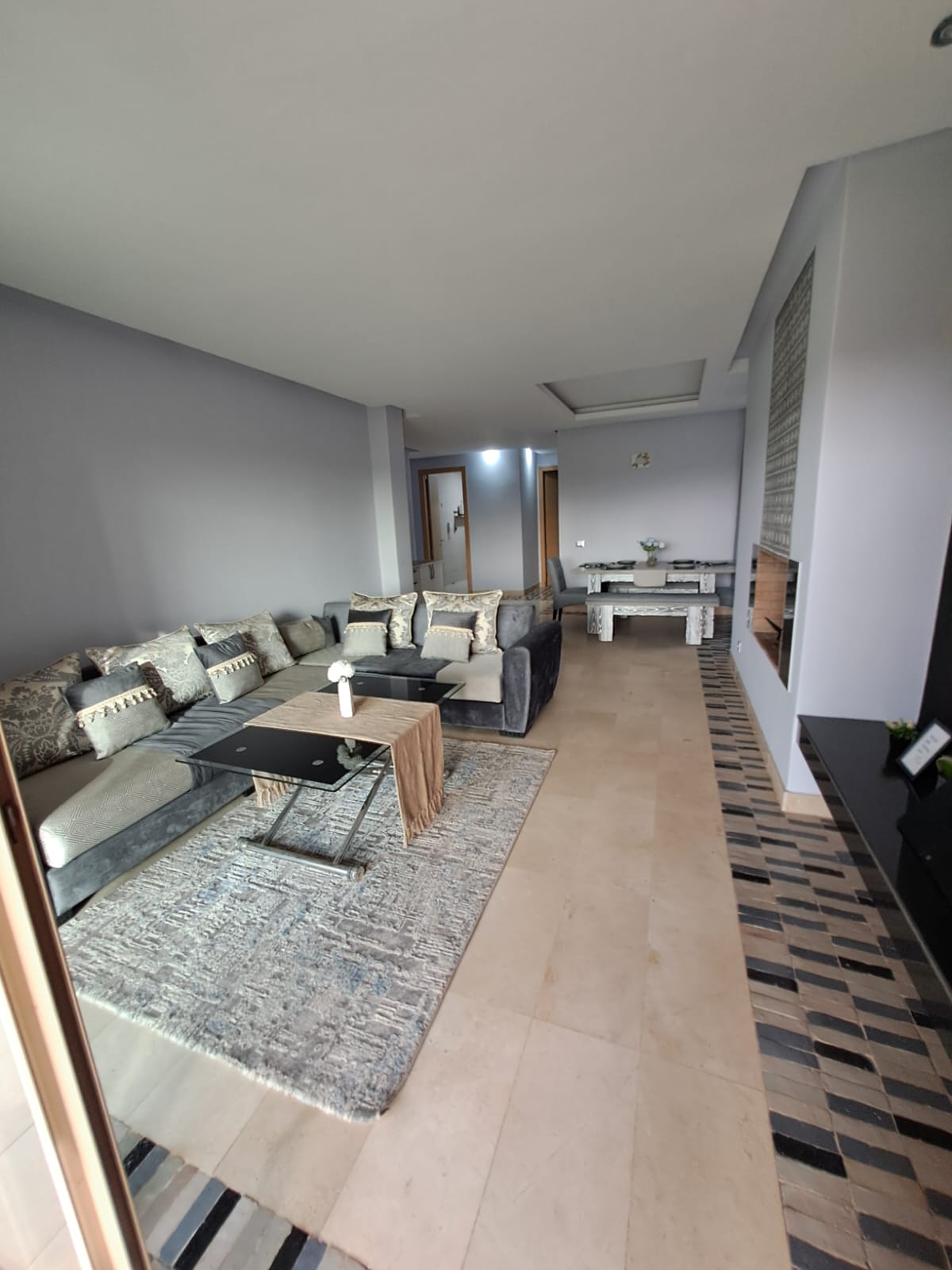Marrakech Expert Immo vous propose en location meublée ce superbe appartement en rez-de-jardin