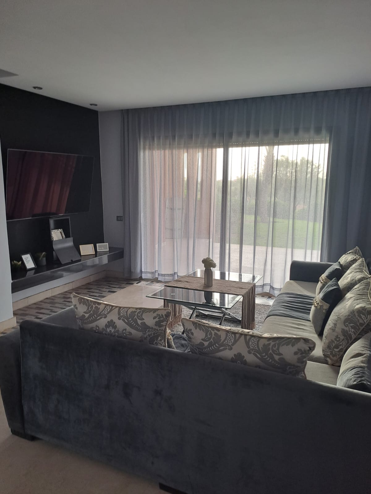 Marrakech Expert Immo vous propose en location meublée ce superbe appartement en rez-de-jardin