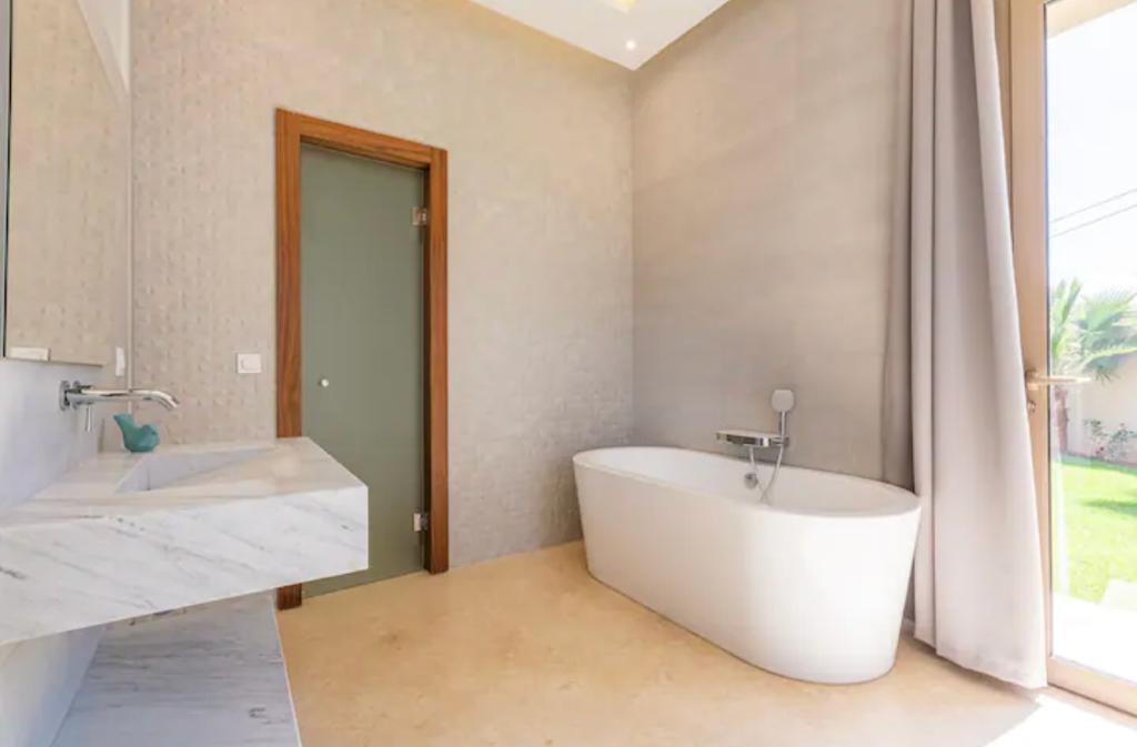 VILLA DE PRESTIGE MEUBLÉE À LOUER – AUTORISATION DE SOUS-LOCATION – ROUTE DE OUARZAZATE, MARRAKECH
